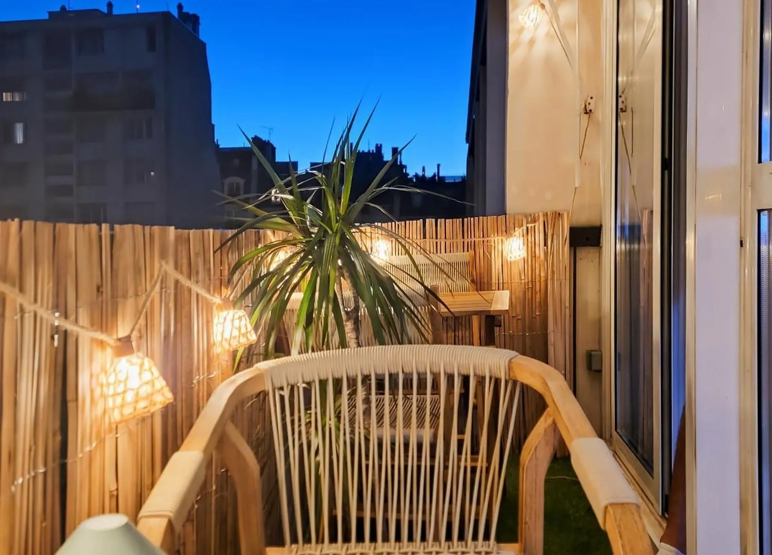 Апартаменты Luxury Flat With Balcony Near Arc De Triomphe