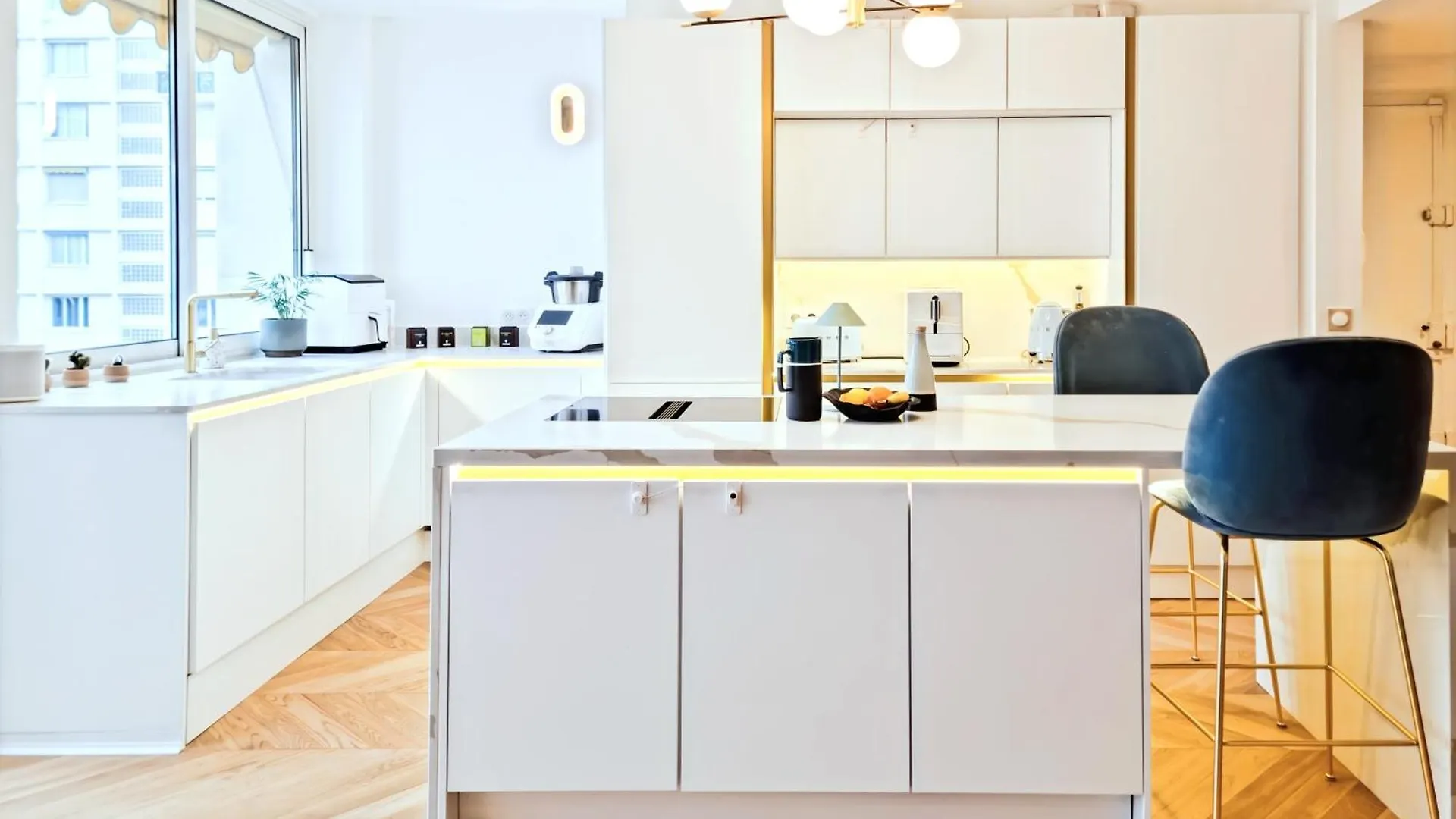 Апартаменты Luxury Flat With Balcony Near Arc De Triomphe